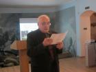 Участник семейного клуба, лоевский поэт и краевед Алесь Кукаро читает поэму собственного сочинения, посвященную Е.В.Клумову